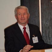 Foto: Stortingspresident Thorbjørn Jagland hält Neujahrsrede, Lichtsignal-Bild im Hintergrund - Foto AHK Oslo
